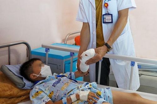 Phụ anh nấu cơm, bé trai 7 tuổi suýt đứt rời một ngón tay