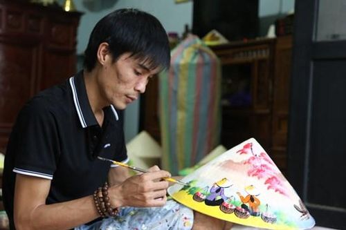 Độc đáo những chiếc nón lá mang hình ảnh quê hương, đất nước giới thiệu đến du khách