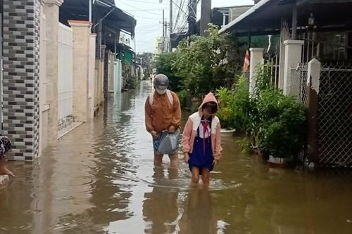 Người dân các khu dân cư ở TP Bạc Liêu khốn khổ vì triều cường