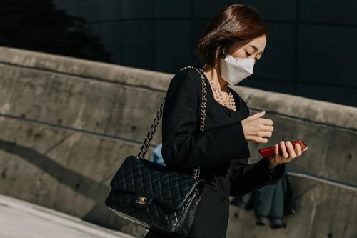 Giới trẻ Hàn Quốc xách túi hiệu nghìn USD dạo phố
