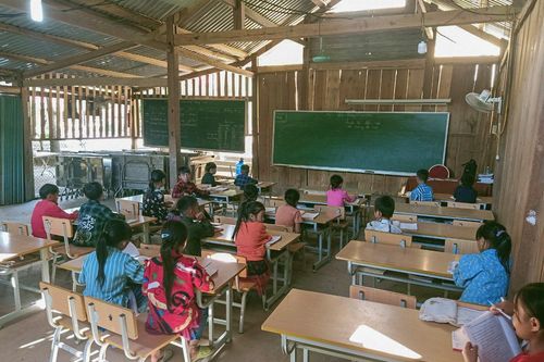 Lớp học 'gió lùa' nơi biên giới