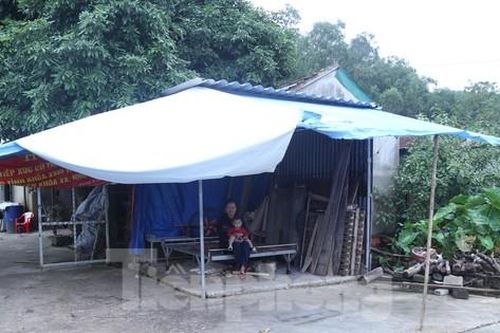 Dựng lều ở tạm vì sợ núi lở lấp nhà
