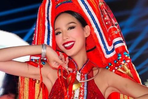 Bảo Ngọc gặp sự cố khi trình diễn trang phục dân tộc