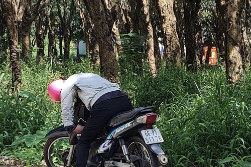 Phát hiện thanh niên gục chết trên xe máy ở Đồng Nai