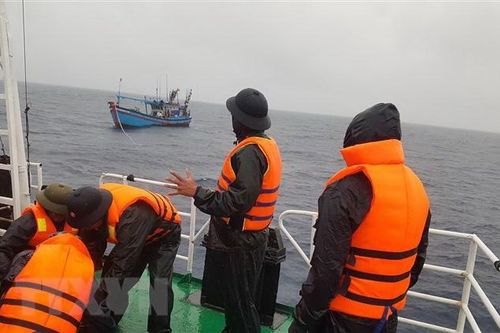Tàu hải quân lai dắt tàu cá cùng 12 ngư dân đến khu vực an toàn