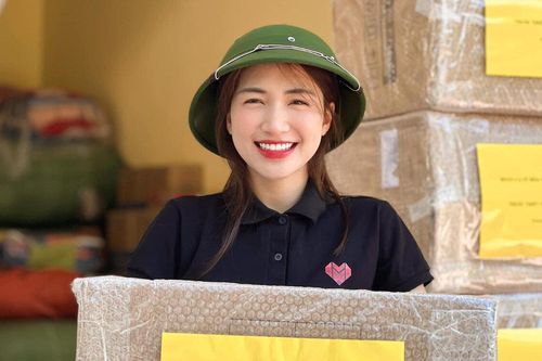 Hòa Minzy đội mũ cối, đi dép rọ nhựa đích thân trao 200 triệu tiền mặt cho bà con tỉnh Nghệ An