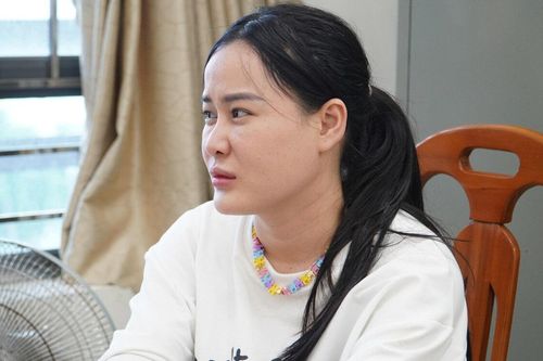 'Hotgirl Tina Dương, Anna Bắc Giang' mang tiền giao nộp cho cơ quan công an