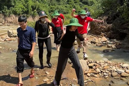Công Vinh ngỡ ngàng khi chứng kiến Thủy Tiên bất chấp khó khăn, lội suối trong chuyến đi từ thiện
