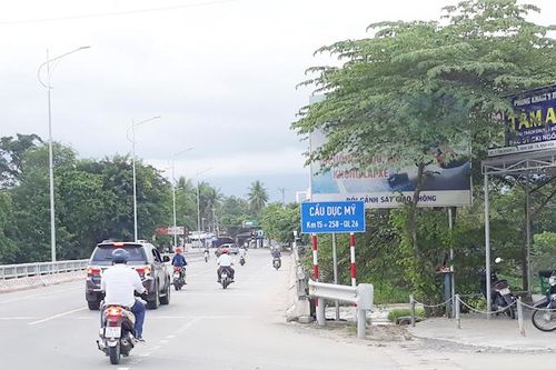 Cây xanh che khuất pa nô tuyên truyền