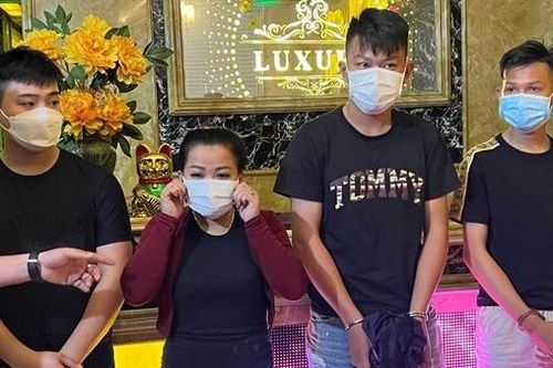 Khởi tố 11 đối tượng biến quán karaoke thành 'động lắc'