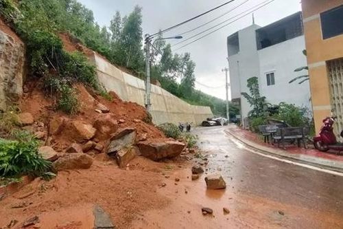 Mưa lớn gây sạt lở nhiều nơi ở Bình Định