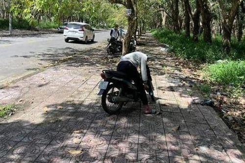 Nam thanh niên tử vong trên xe máy dựng ven đường