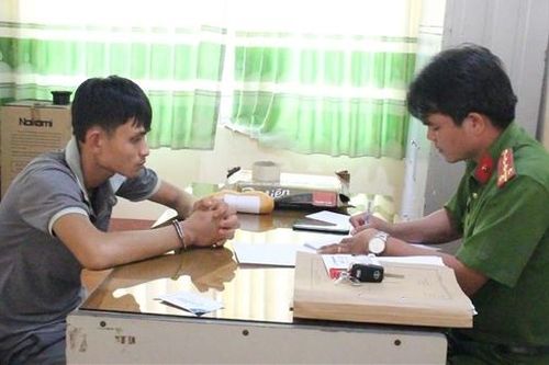 Sắm súng bắn điện, bình xịt hơi cay, lái ô tô đi trộm chó