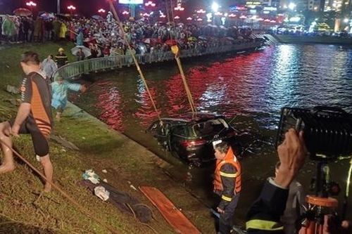 Xe ôtô lao xuống hồ Xuân Hương, 2 du khách tử vong
