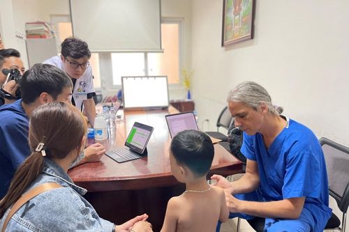 Khám, phẫu thuật cho trẻ dị tật cơ quan vận động