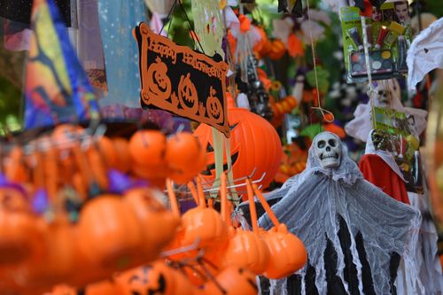 Phố Hàng Mã 'ma mị' với đủ loại đồ chơi kinh dị trước ngày Halloween