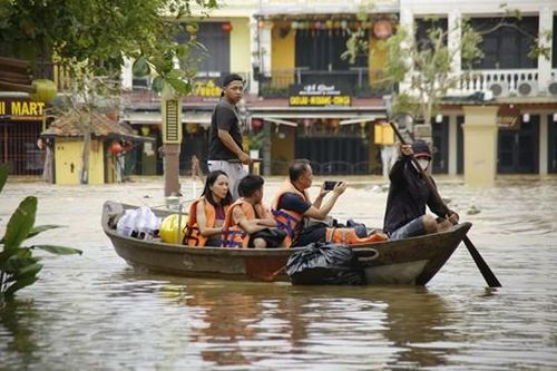 Du thuyền Hội An mùa nước lũ