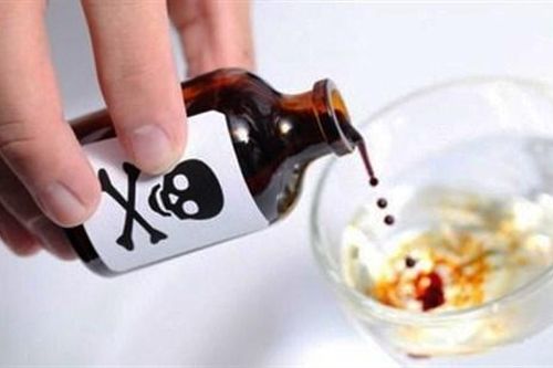 Thái Bình: Nghi chồng 'ngoại tình', vợ đầu độc bằng thuốc diệt chuột