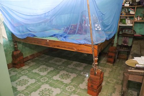Lo lũ lại về, người dân Tam Kỳ kê giường cao hơn 1 m