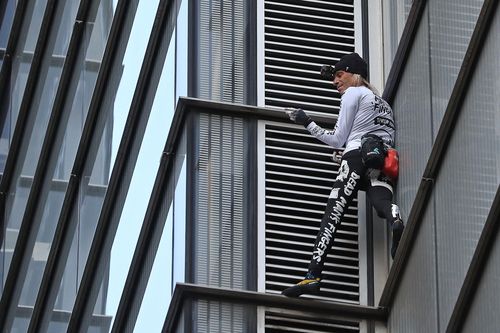 Chàng trai tay không leo tòa nhà 29 tầng ở Paris