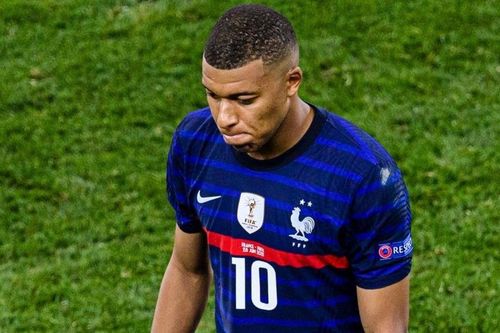 Phản ứng của mẹ Mbappe khi con trai bị chỉ trích