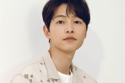 Phim của Song Joong Ki bị chỉ trích vì diễn viên '3 lần say xỉn'