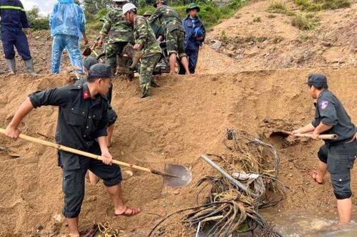 Quảng Ngãi: Tạm dừng tìm kiếm kỹ sư mất tích vụ sạt lở ở Kà Tinh