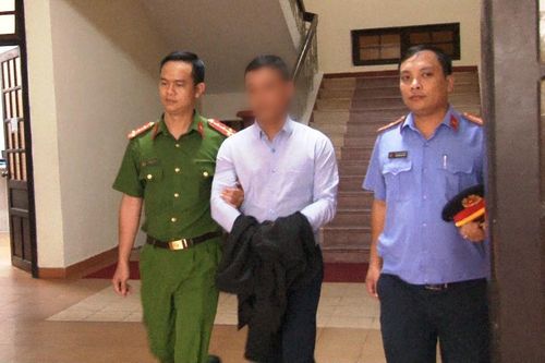 Bắt một giám đốc vì hành vi chiếm đoạt tài sản và đánh bạc