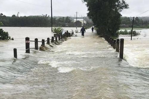 Lũ trên các sông ở miền trung đang lên, ngập lụt diễn ra ở nhiều địa phương