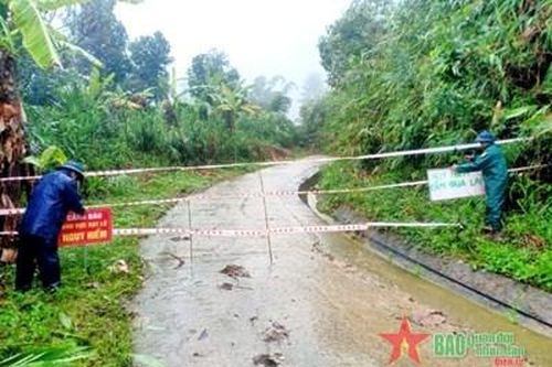 Mưa lớn làm sạt lở nhiều tuyến đường tại huyện Nam Trà My