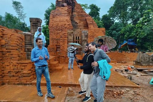 Đoàn làm phim truyền hình Ấn Độ đến làm việc tại Mỹ Sơn