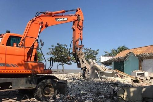 Phá dỡ hàng trăm ki-ốt ở bãi biển Cửa Lò