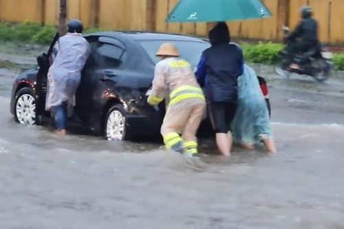 Đường phố Đà Nẵng biến thành sông, ô tô chết máy la liệt