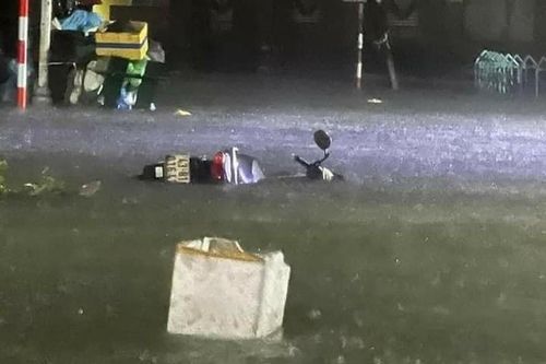Đà Nẵng ngay lúc này: mưa trắng trời, người dân cầu cứu khắp nơi