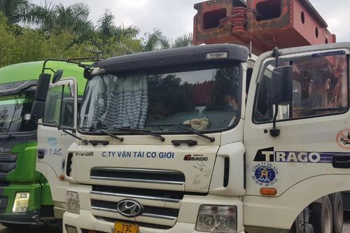 Dùng xe trọng tải lớn khống chế 2 xe chống lệnh cảnh sát giao thông