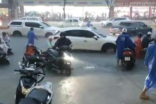 Mưa xối xả, đường biến thành sông, người dân Đà Nẵng khổ sở về nhà