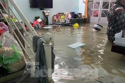 Mưa lớn kỉ lục, người dân Đà Nẵng hối hả kê đồ chạy lụt trong đêm