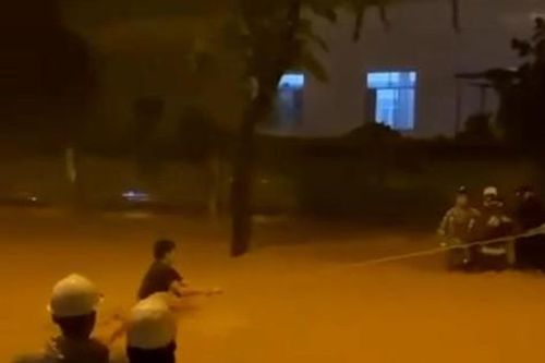 Căng dây giải cứu người dân Đà Nẵng giữa dòng nước dữ trong đêm