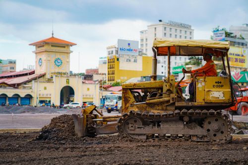Gấp rút thi công để trả lại mặt đường phía trước chợ Bến Thành