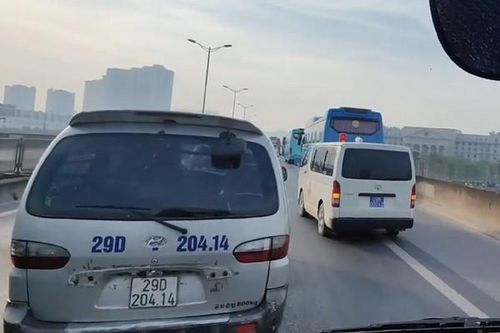 Xe cấp cứu bị dòng ô tô đi vào làn khẩn cấp khóa chặt trên Vành đai 3