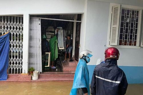 Người dân Thừa Thiên Huế kê cao đồ, di tản để tránh lũ