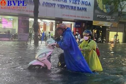 Mưa trắng trời khiến đường phố Đà Nẵng thành 'sông', người dân bì bõm dắt xe về nhà