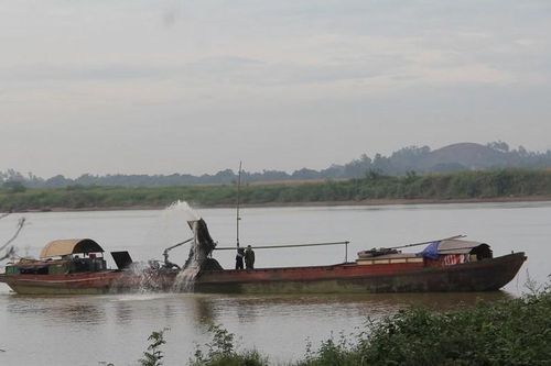 Nghệ An: Phạt 300 triệu đồng một doanh nghiệp khai thác cát vượt công suất cho phép trên sông Lam