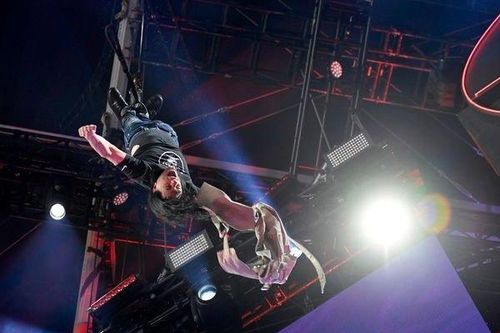 Nam ca sĩ bất tỉnh khi tham gia màn ảo thuật nguy hiểm trong bể nước