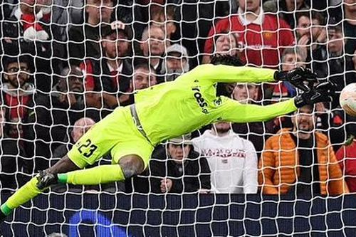 Thủ thành 'bắt như Buffon' làm nản lòng Man United