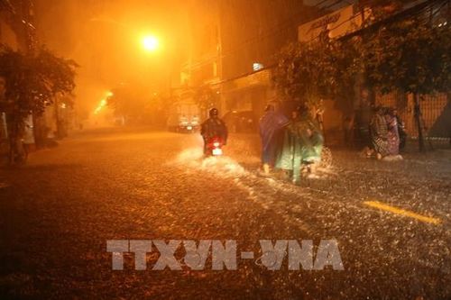 Nhiều tuyến đường trung tâm Đà Nẵng bị ngập, nước tràn vào nhà dân