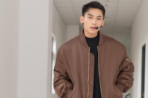 Isaac: Lúc hát hết mình, đi về mất áo!