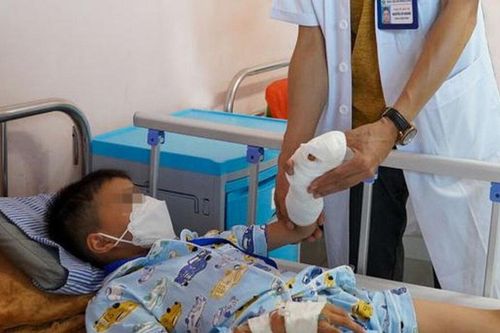 Bé 7 tuổi bị đứt gần rời ngón tay khi giúp anh trai nấu ăn