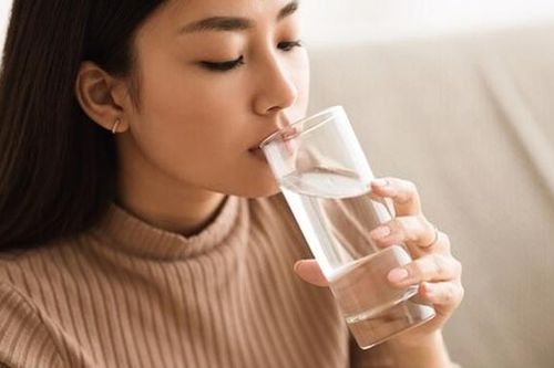 Khi uống nước, nên đứng hay ngồi?