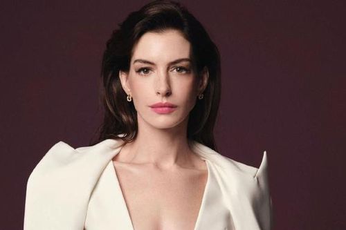 Anne Hathaway gây sốt với vẻ đẹp ở tuổi U40
